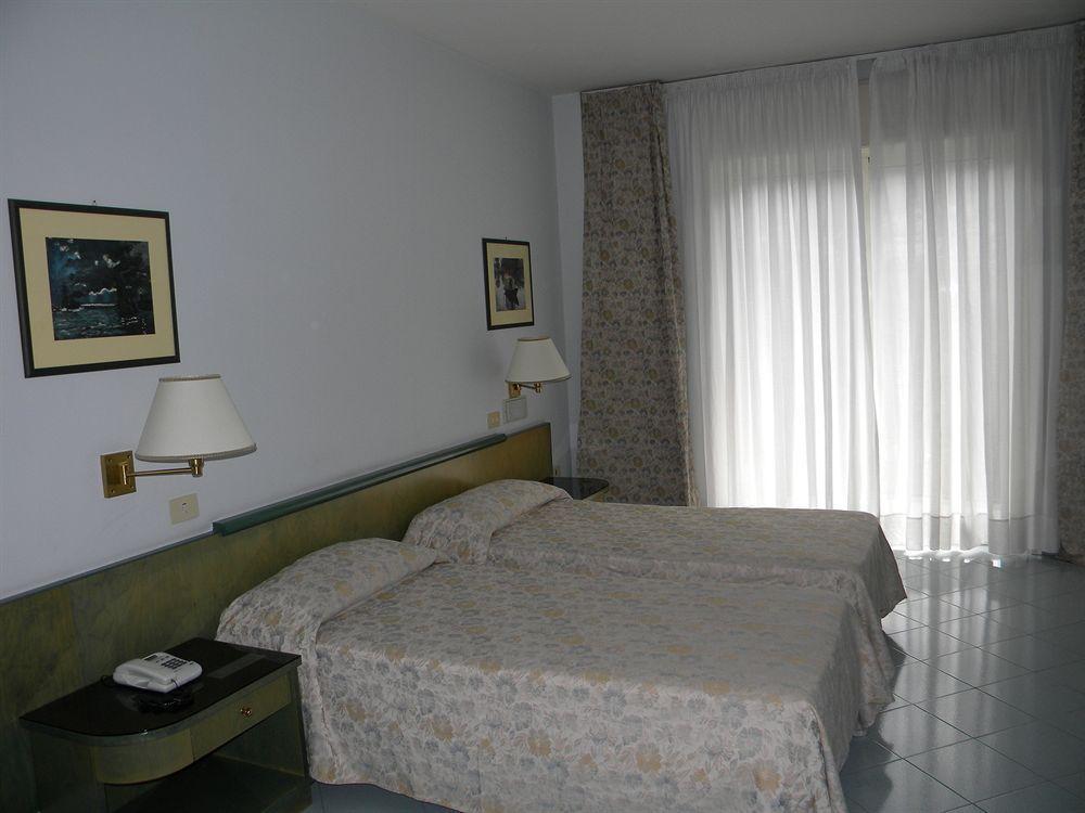Hotel Dei Congressi Кастеламаре ди Стабия Екстериор снимка